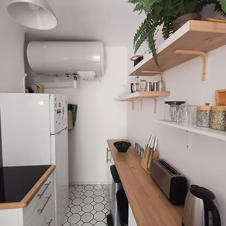 Central - Charming One Bedroom Apartment *