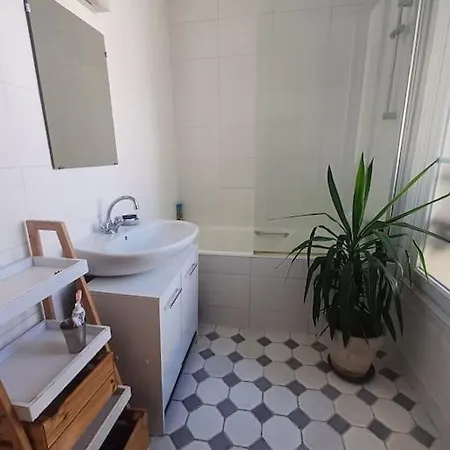 Central - Charming One Bedroom Apartment *