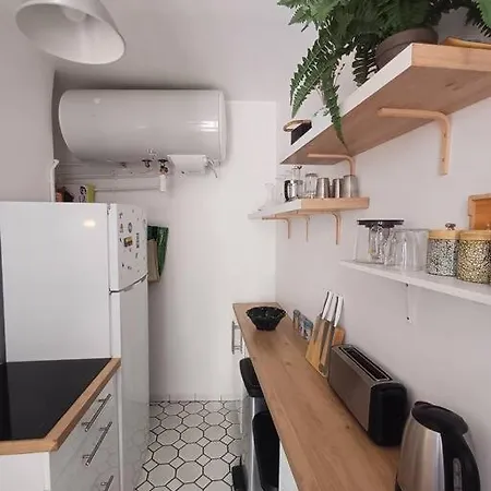 Apartment Central - Charming One Bedroom *